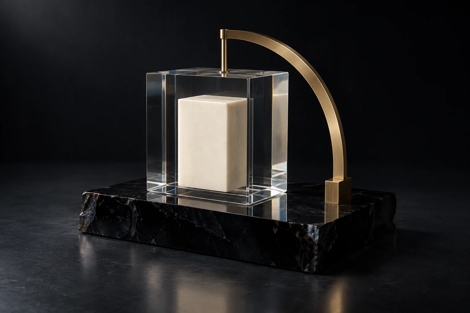 Um instrumento de obsidiana, cristal e ouro organiza um volume finito: interpretação artística de precisão e controle.